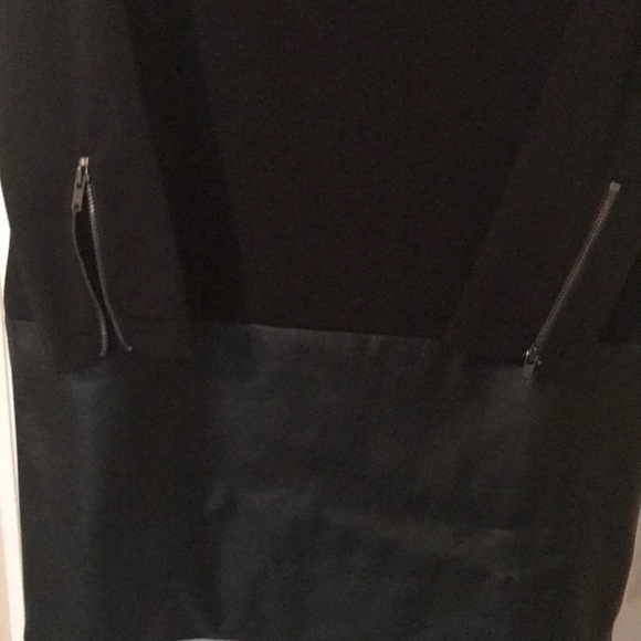 Short black dress with leather at the bottom - Picture 3 of 4